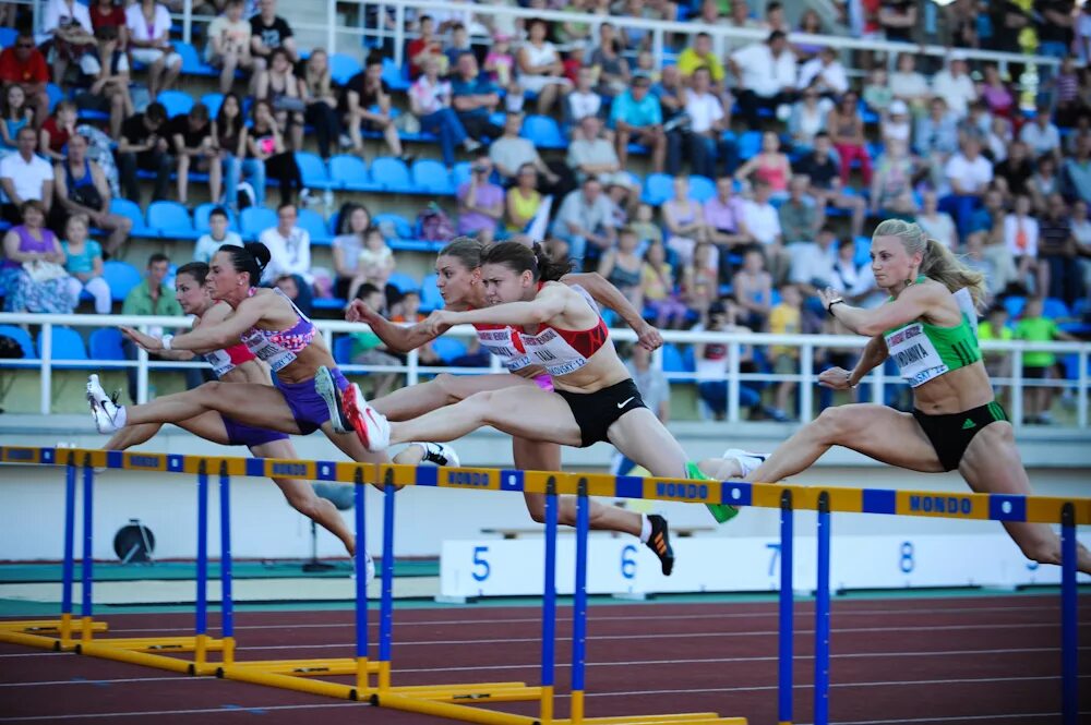 Легкая атлетика состязания. Спортивные соревнования. Спорт соревнования. Соревнования по легкой атлетике. Спортсмены на соревнованиях.