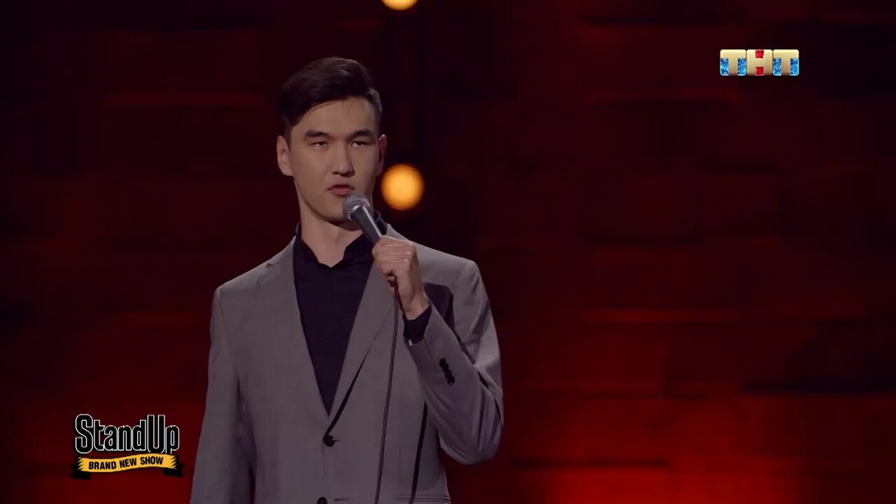 Стенд ап нурлан сабуров. Камеди клаб нурлан сабуров. stand up нурлан сабуров. камеди клаб казах нурлан сабуров. фото нурлана из камеди клаб.