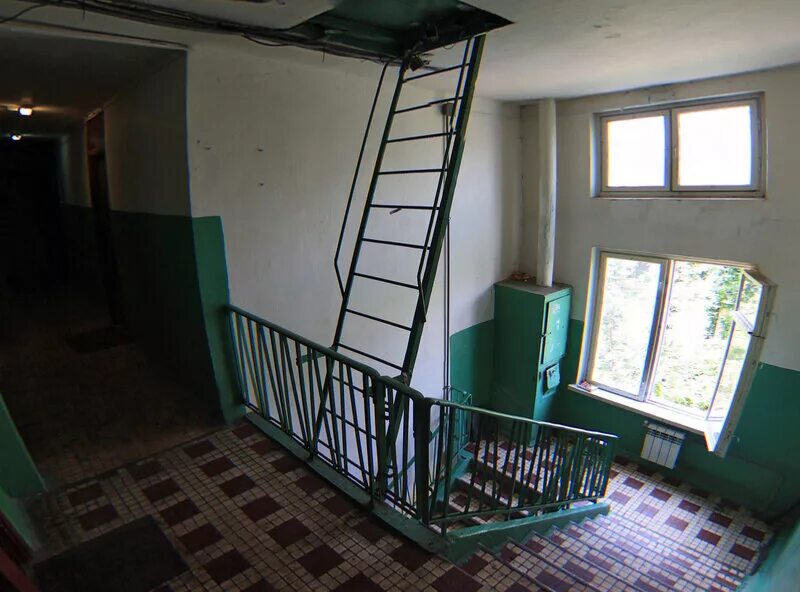 Хрущевка лестничная площадка. Лестничная клетка в подъезде. Подъезд внутри. Дом подъезд этаж. Лестничная площадка с дверью в квартиру.