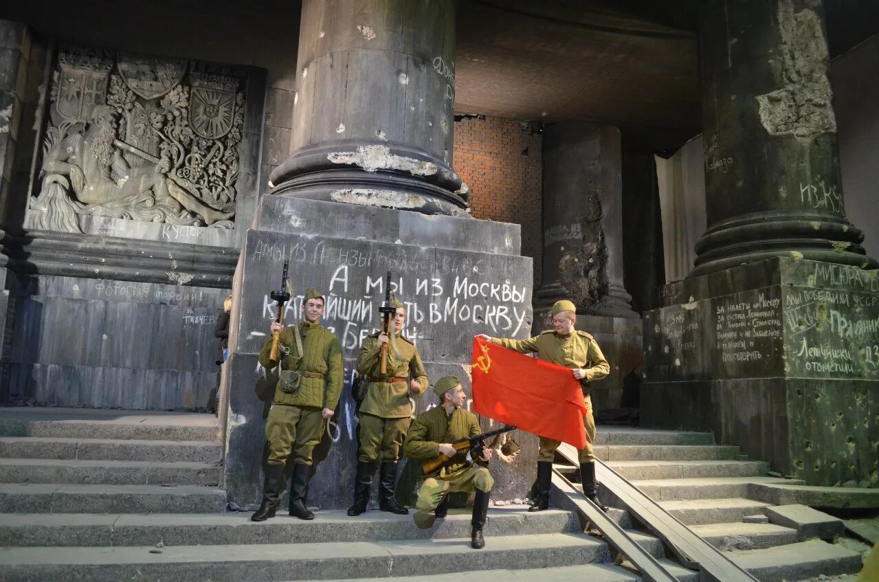 3 битва за берлин. Знамя победы в берлине 1945. штурм рейхстага знамя победы. советские солдаты у рейхстага 1945. рейхстаг знамя победы.