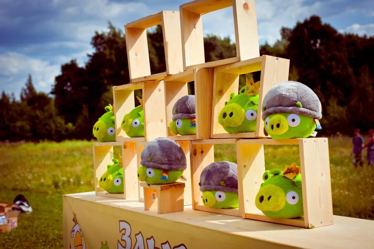 Angry birds store. Игра Angry Birds с рогаткой. Аттракцион Angry Birds. Рогатка Энгри бердз аттракцион. Энгри бердз для уличных игр.