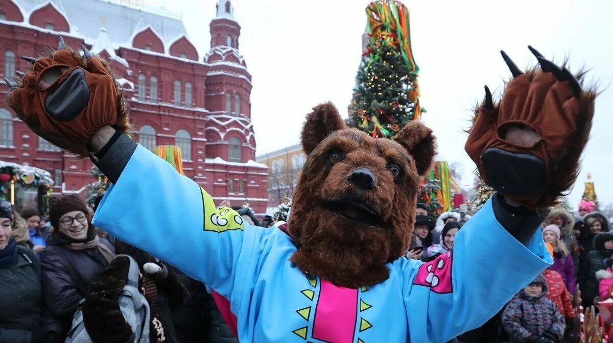 Костюм медведя на каляды. Ряженый медведь на масленицу. Ярославская масленица. Ряженый медведь. Медвежья потеха на масленицу.