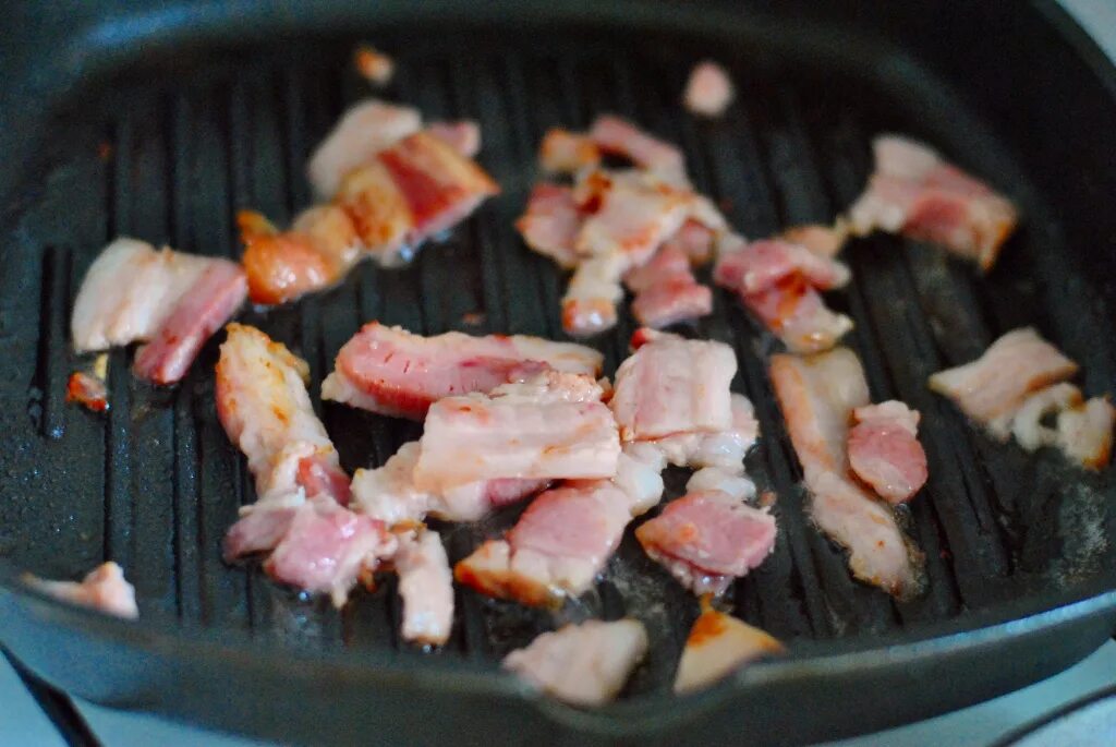 Что можно приготовить с беконом на сковороде. Что можно приготовить с беконом на сковороде. Креветки в беконе на гриле. Рулетики с беконом в духовке. Куриное филе в беконе на сковороде.