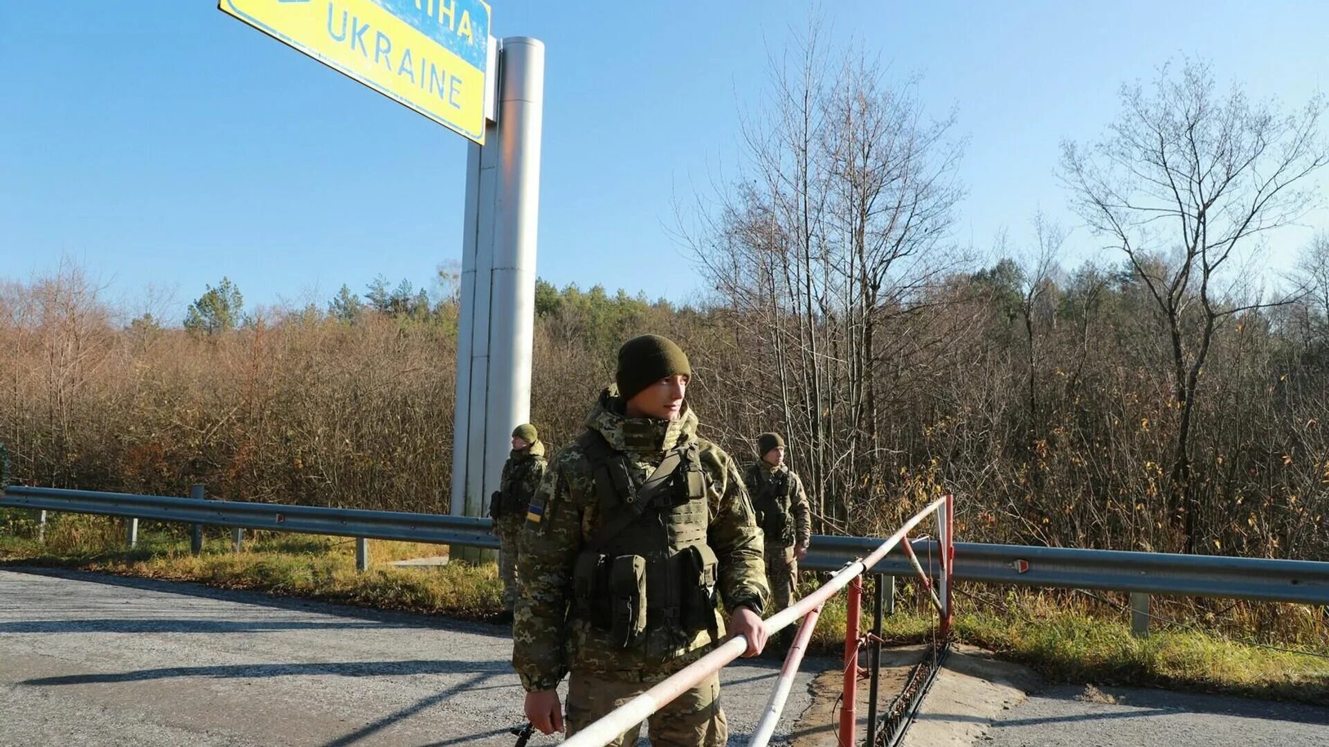 Российские войска пересекли границу украины. Российско-украинская граница. Границы украины. Новости дня на границе с украиной. Польско-украинская граница беженцы.