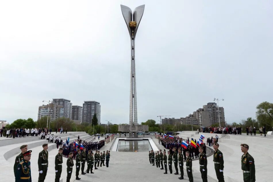 5 мая ростов. Мемориал славы воинам освободителям Ростов. Мемориал в Ростове на Дону. Мемориал славы Ростов на Дону. Мемориал славы воинам освободителям Ростов Центральная площадь.