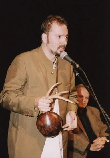 12 месяцев спектакль джигарханяна. гарри стайлс 2022. вадим месяц википедия. эрчим певец якутской эстрады. харламов выступления поет на сцене.