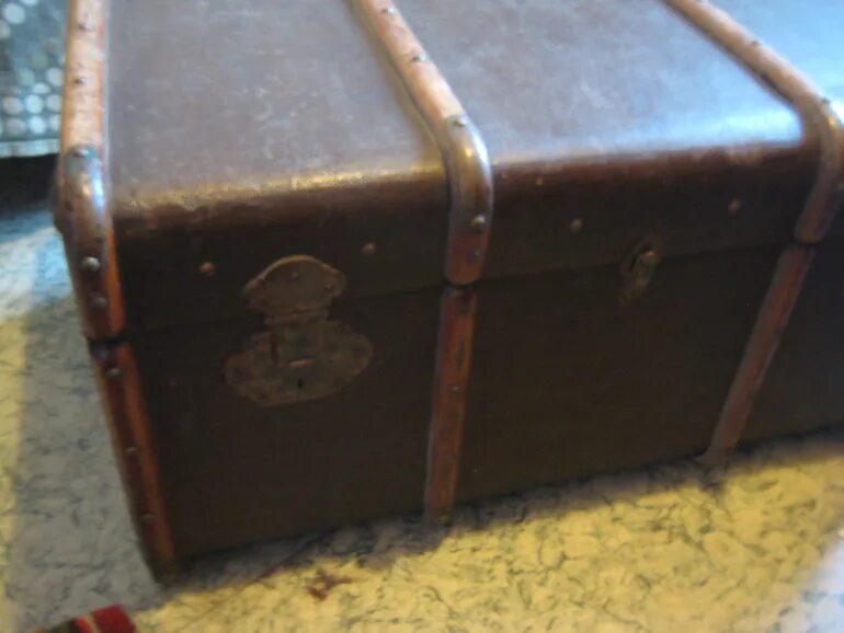 Антикварный сундук. Сундук сн-30 630*450*440. Сундук старый своими руками старинный 6 класс. Дореволюционные сундуки. Стоит стар сундук.