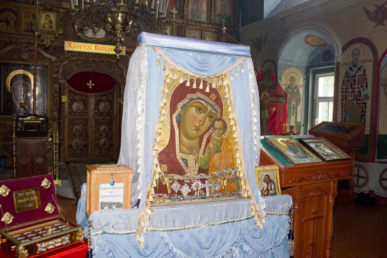 красный уголок для икон. можно ли ставить фото рядом с иконами. можно ли ставить фото рядом с иконами. храм икона троеручица таганская. фотография рядом с иконой.