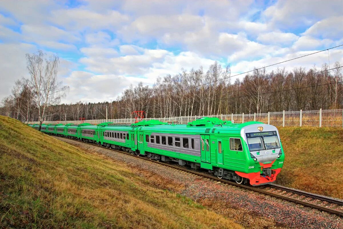 Оборудование электропоездов. Эд4м электропоезд вагон. Вагон электрички эд4м. Эд4м 0444. Электричка эд4м зеленая.