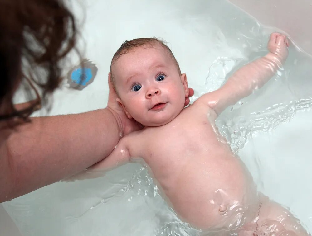 Можно ли в воде купать ребенка