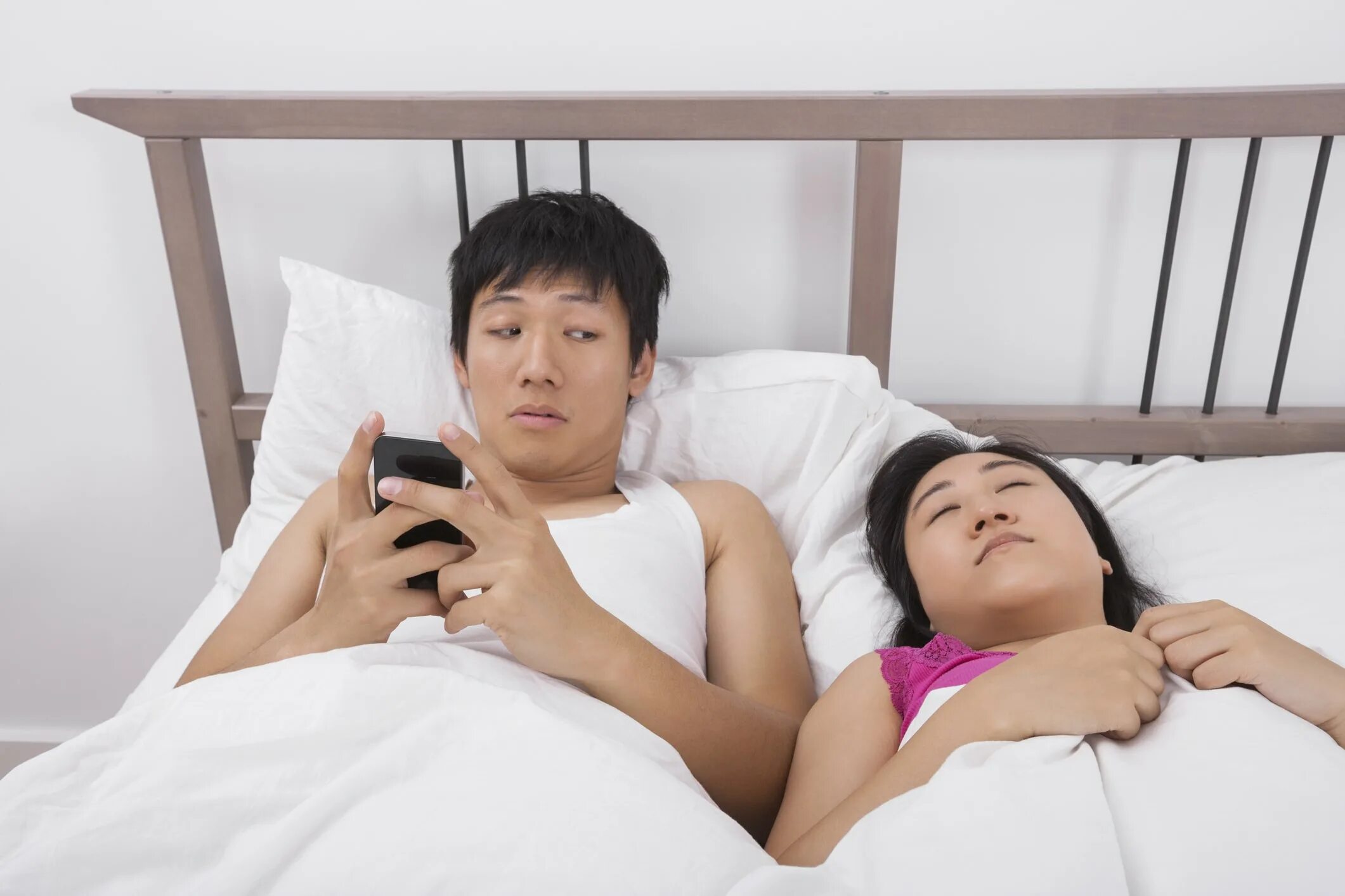 Японская пара в кровати. Китайцы в постели. Кровати китайцев. Пара японцев в кровати. Китайский муж измена