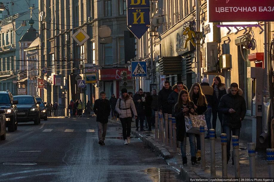 Сколько на улице. Прохожие на улице. Прохожие на улицах Москвы. Улица города люди на улице города. Люди на улицах Москвы.