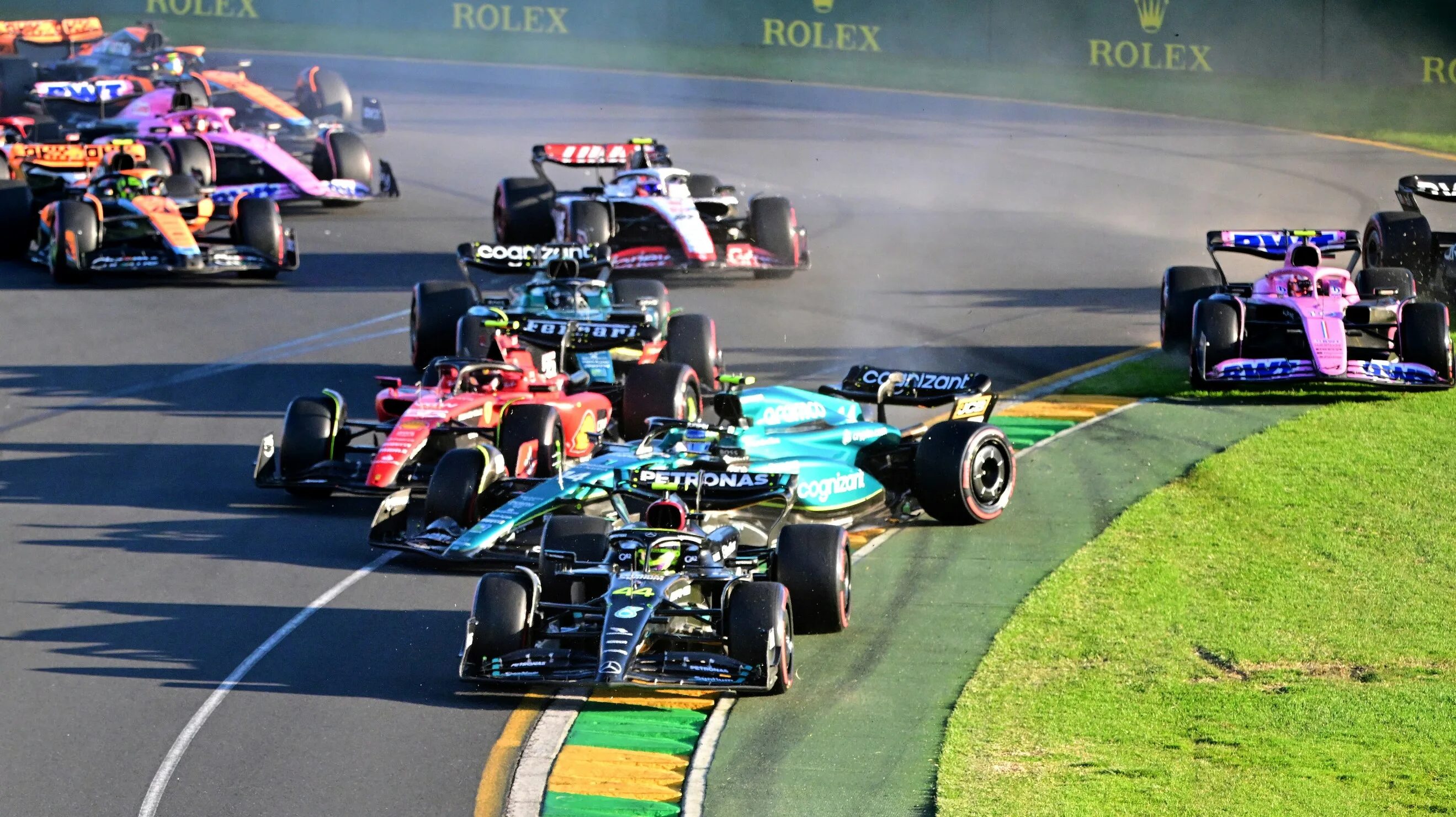 Ф1 гран при. F1 майами 2023. Формула 1 2024 гран при сша гонка. Ф1 ферстаппен хэмилтон. Обои авария на гоночных машин.