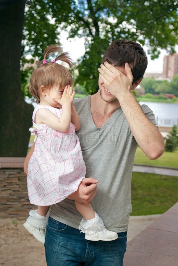 Очень юные с отцами. Очень юные с отцами. Очень юные с отцами. Дети смеются с папой. Отец спит с дочкой.