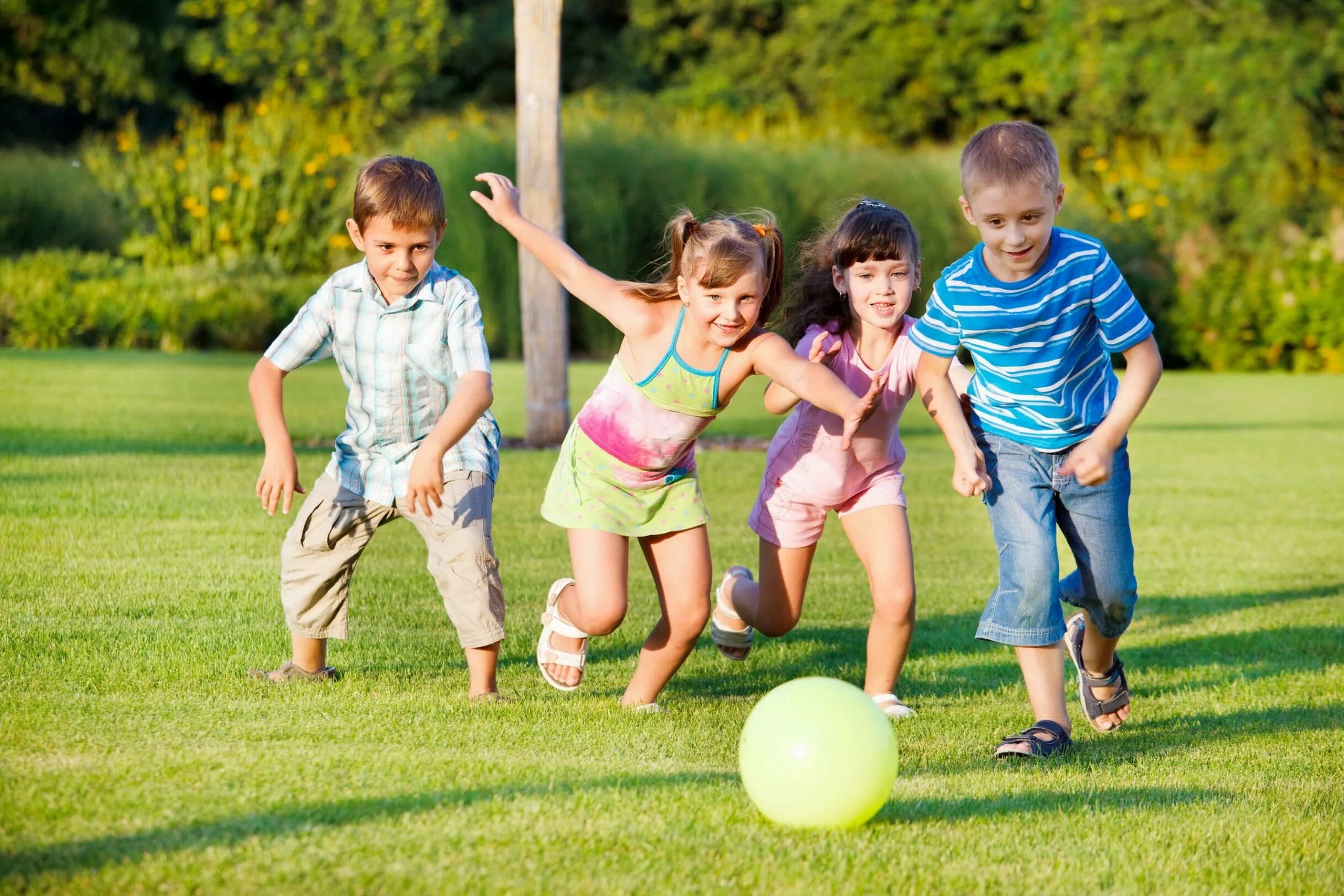 Социальные развлечения. Лето дети. Играющие дети. Двигательная активность детей. Дети на улице летом.