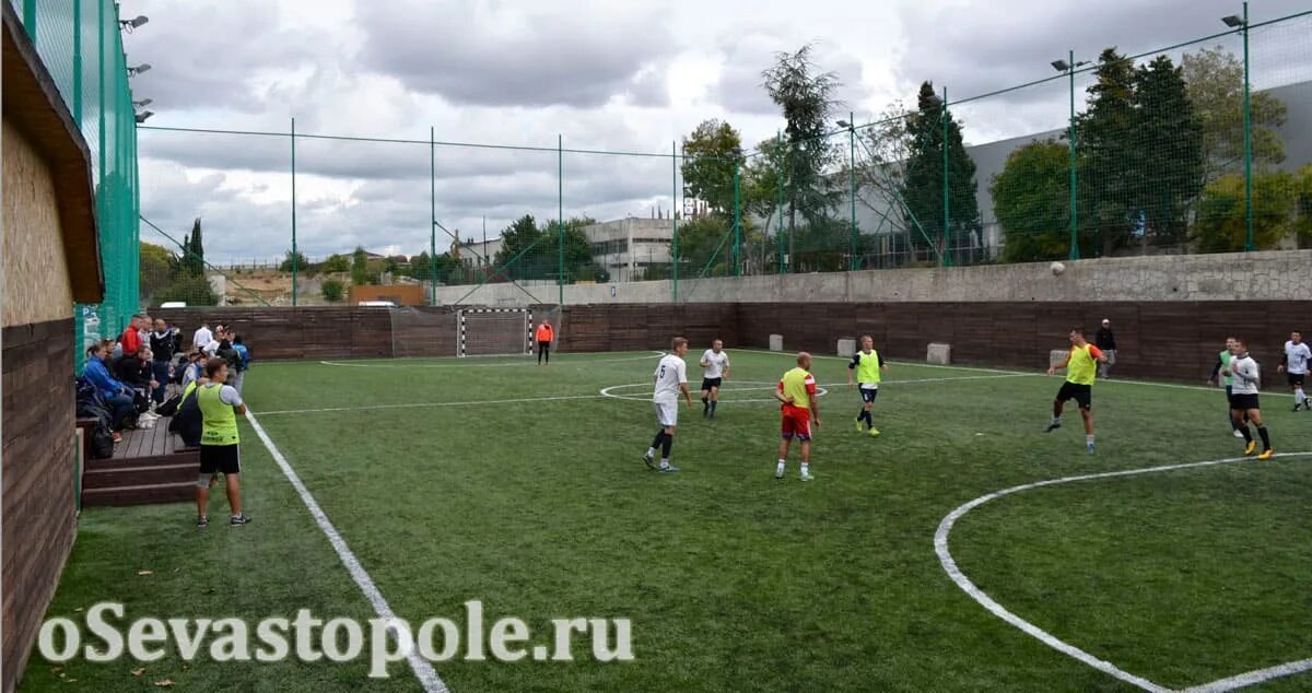 Спортивный комплекс муссон. Футбольное поле Муссон. Футбольное поле Севастополь. Футбол Севастополь Муссон. Апельсин футбольное поле Севастополь.