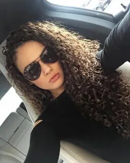 Кудрявая в очках