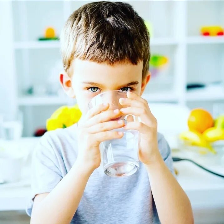 Жадно пьют воду. Ребенок пьет воду. Питьевой режим для детей. Питьевой режим школьника. Ребенок пьет воду фото.