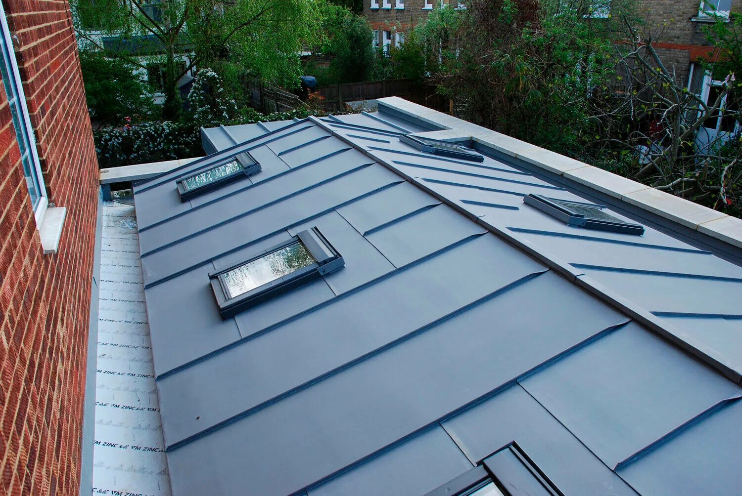 фальцевая кровля технология двойного фальца. фальцевая кровля фронтон. крепление металлочерепицы. кровля кликфальц технология. лист на кровельные работы.