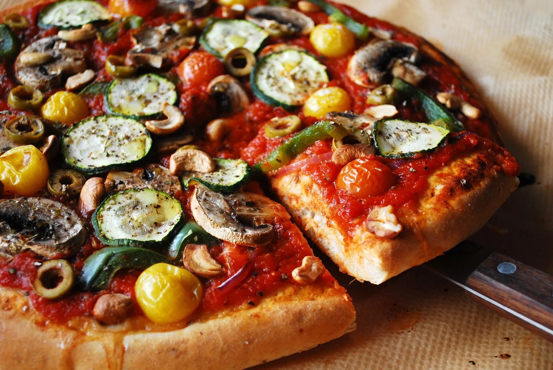 Пицца с тофу постная. Пицца постная с овощами. Пицца с горохом. Пицца вегетарианская. Пицца овощная с грибами.