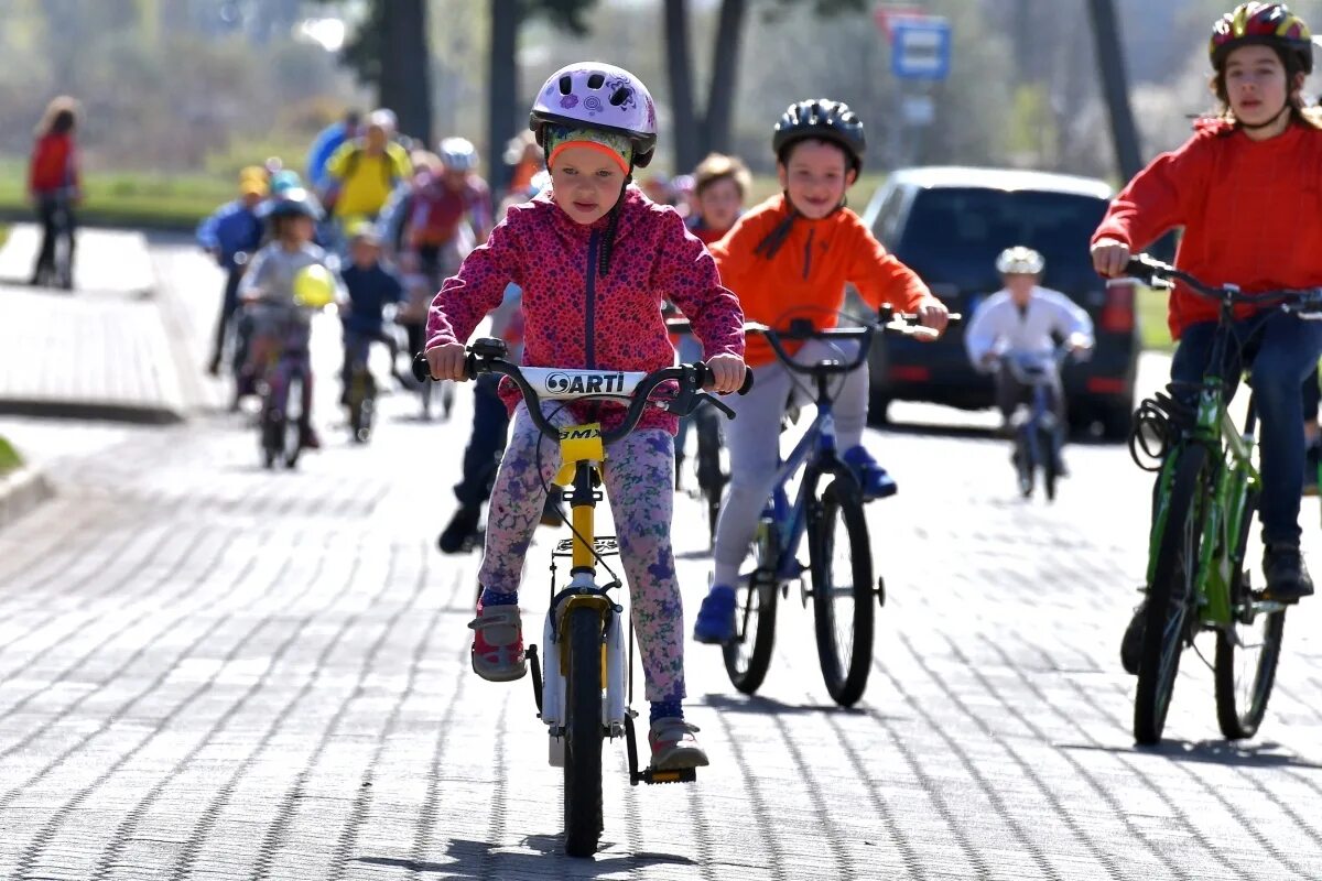 Заезд детей осуществляется не более. Дети с велосипедом. Дети катаются на велосипеде. Катание на велосипеде. Дети катаются на велосипе.