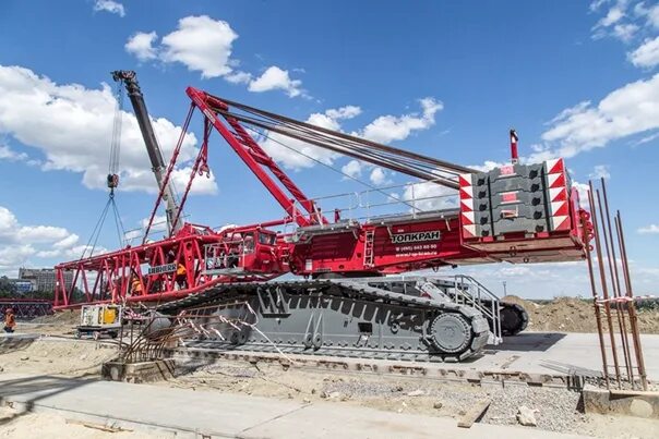 Топ кран. Топкран 750 тонн. монтажный гусеничный кран. кран либхер красный.
