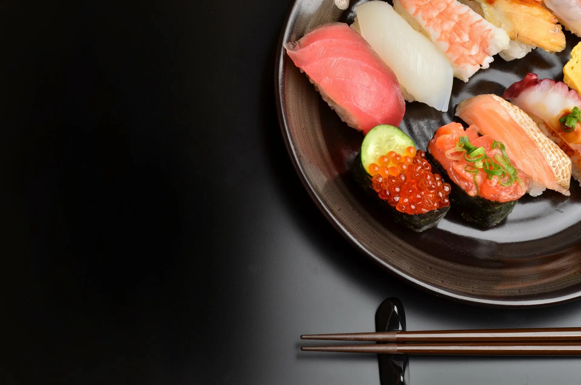 Суши и роллы. Японская кухня. Японские блюда. Роллы фон.