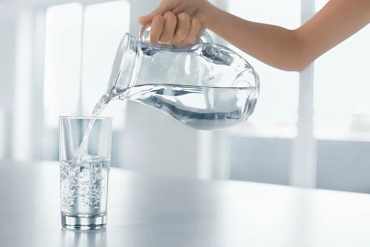 В стакан налейте до краев воду. Стакан воды. Питьевая вода. Наливает воду. Питье воды.