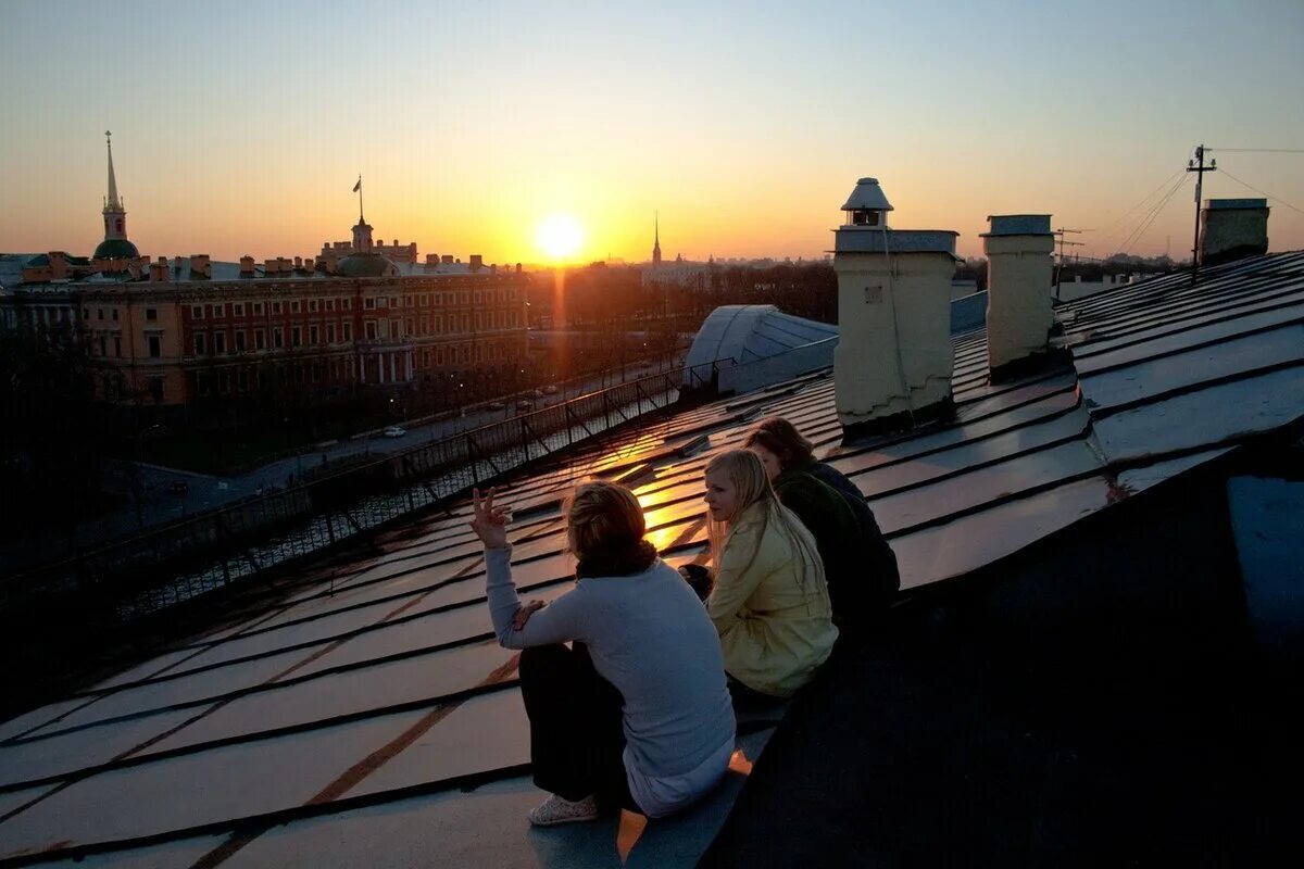 Жил у нас на крыше 4. Крыши с Невского проспекта Питер. Питерские крыши ночью. Крыша вечером.