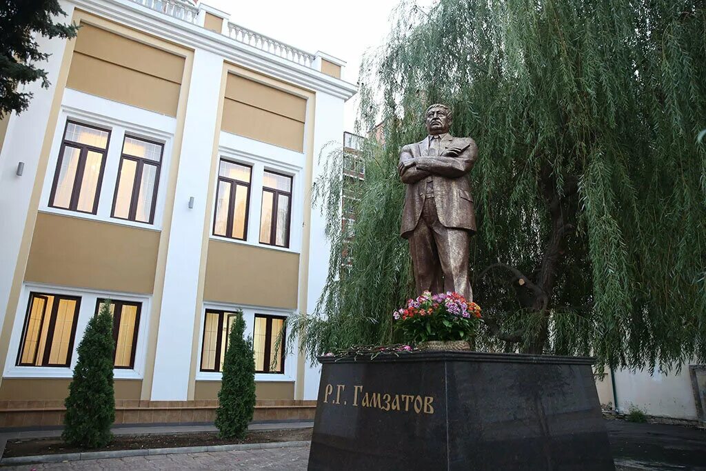 Гамзатов махачкала. Памятник поэту расулу гамзатову в москве. Гамзатов махачкала. Гамзатов махачкала. Памятник расулу гамзатову в махачкале.