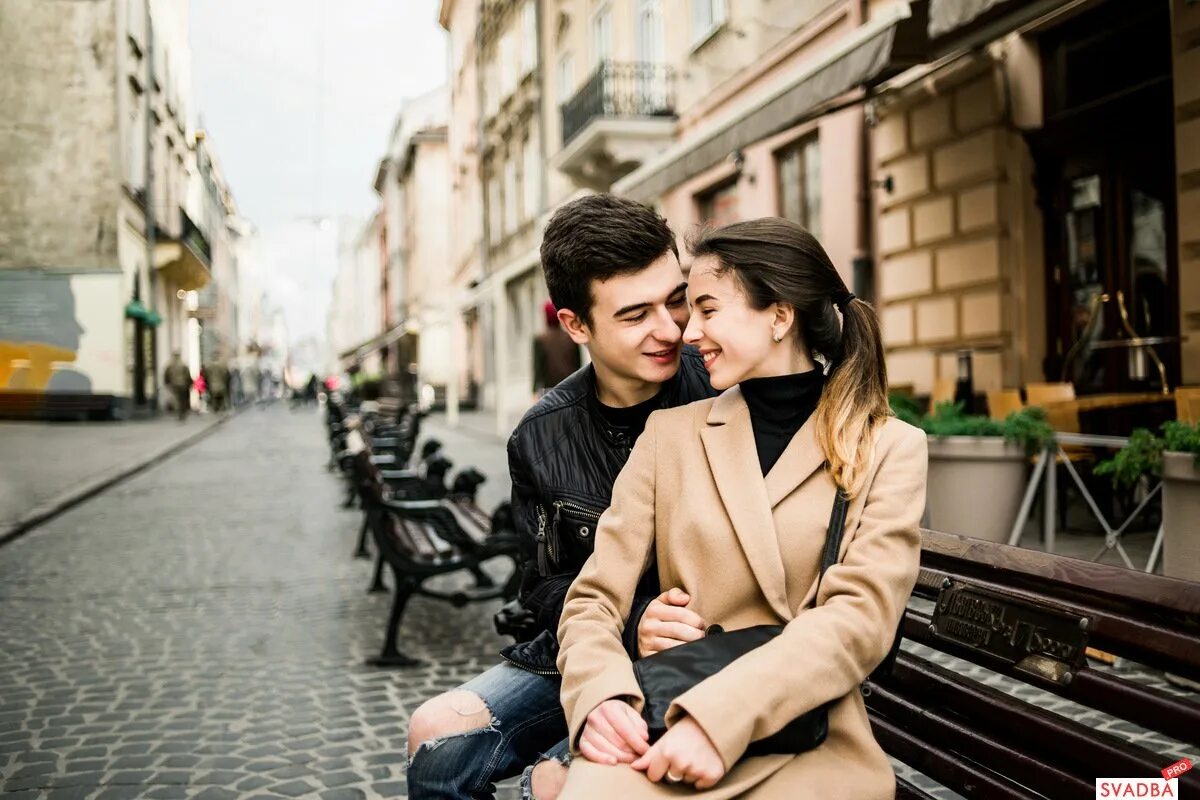 Фотосессия для пар москва. Лавстори царицыно. Love story съемка в городе. Любовь в диснейленде. Пара в городе.