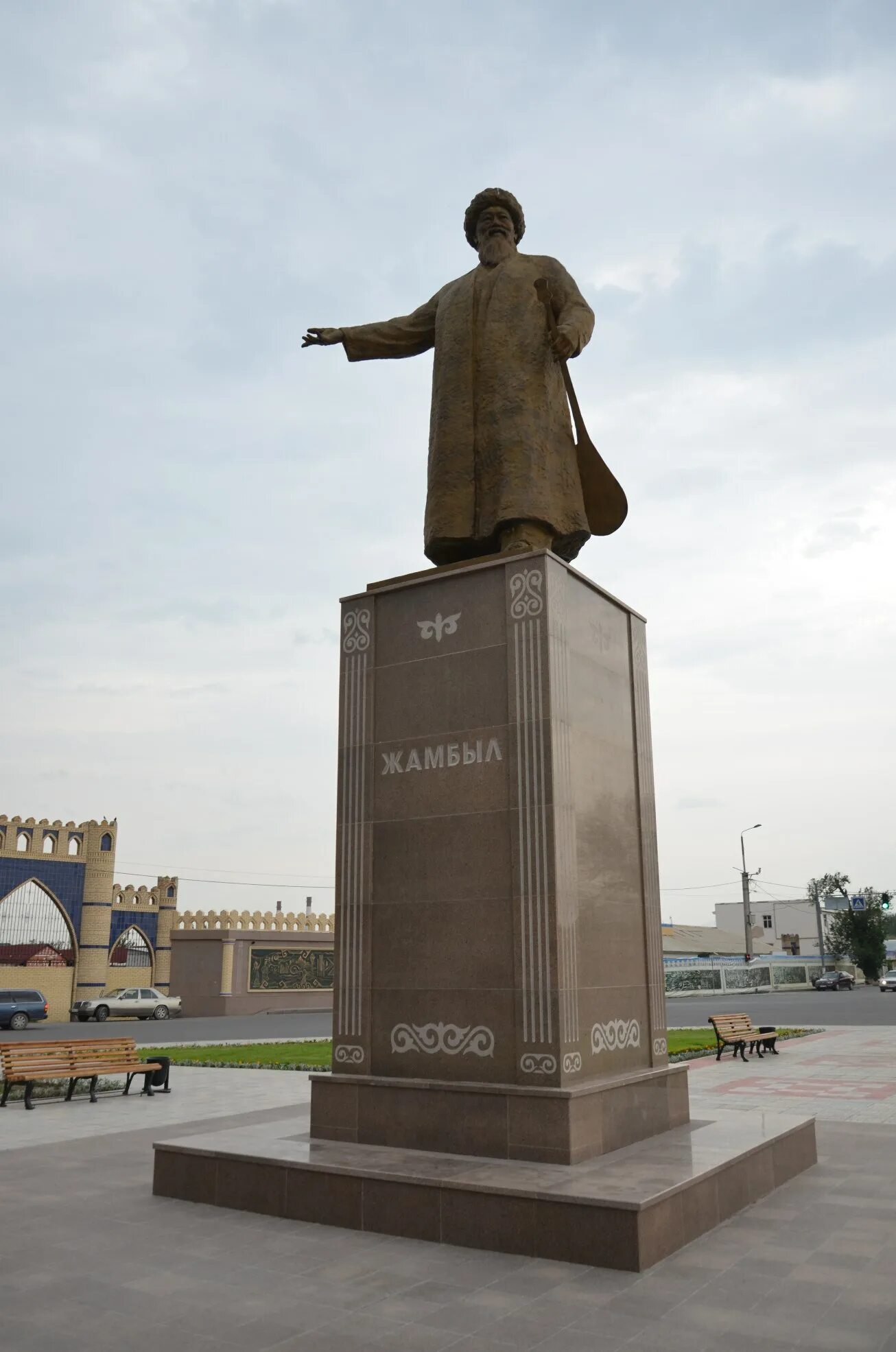 Памятник Жамбылу Жабаеву в Таразе. Памятник Джамбулу Джабаеву. Площадь Джамбула Тараз. Джамбул достопримечательности.