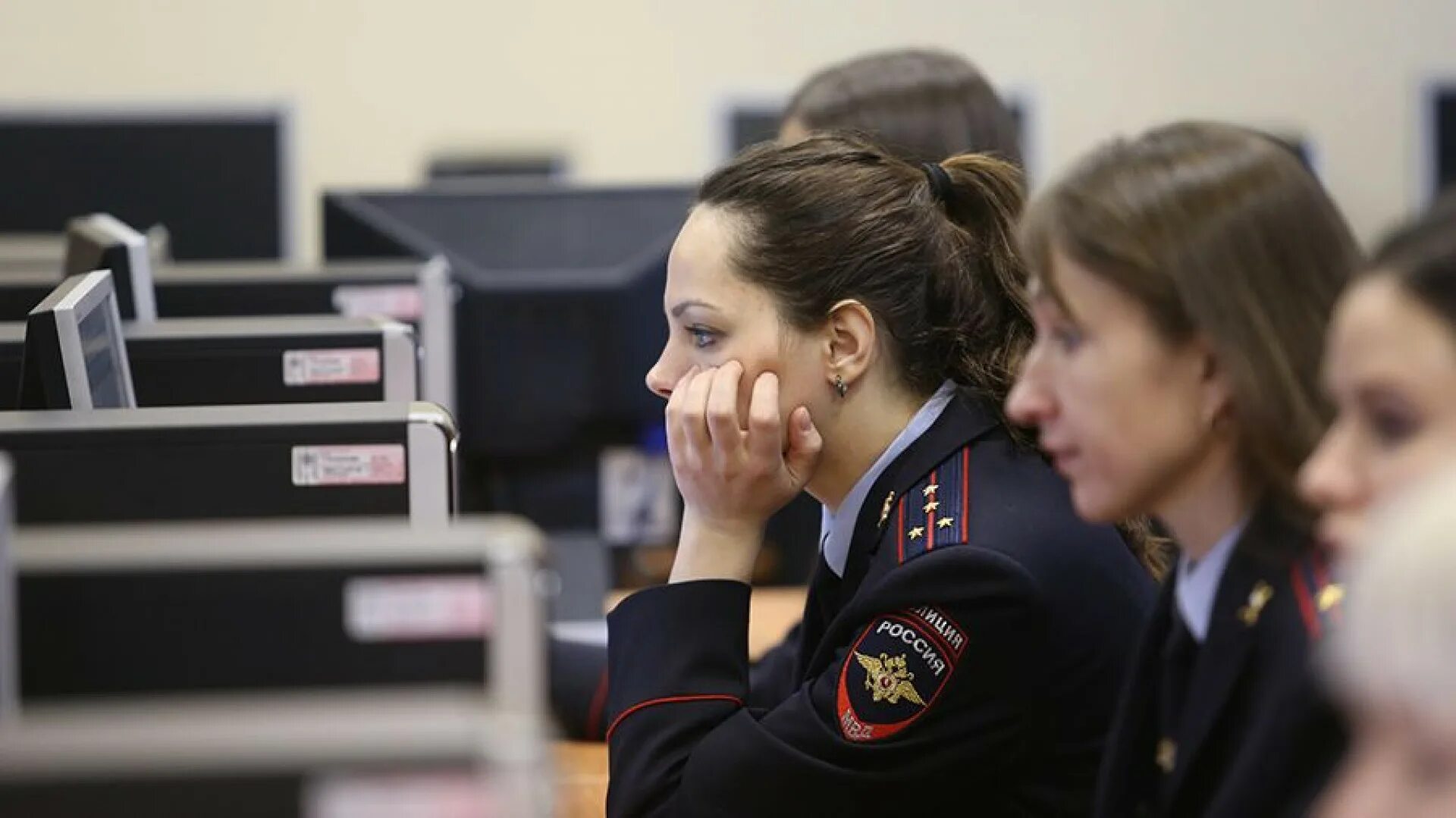 Можно устроиться в полицию