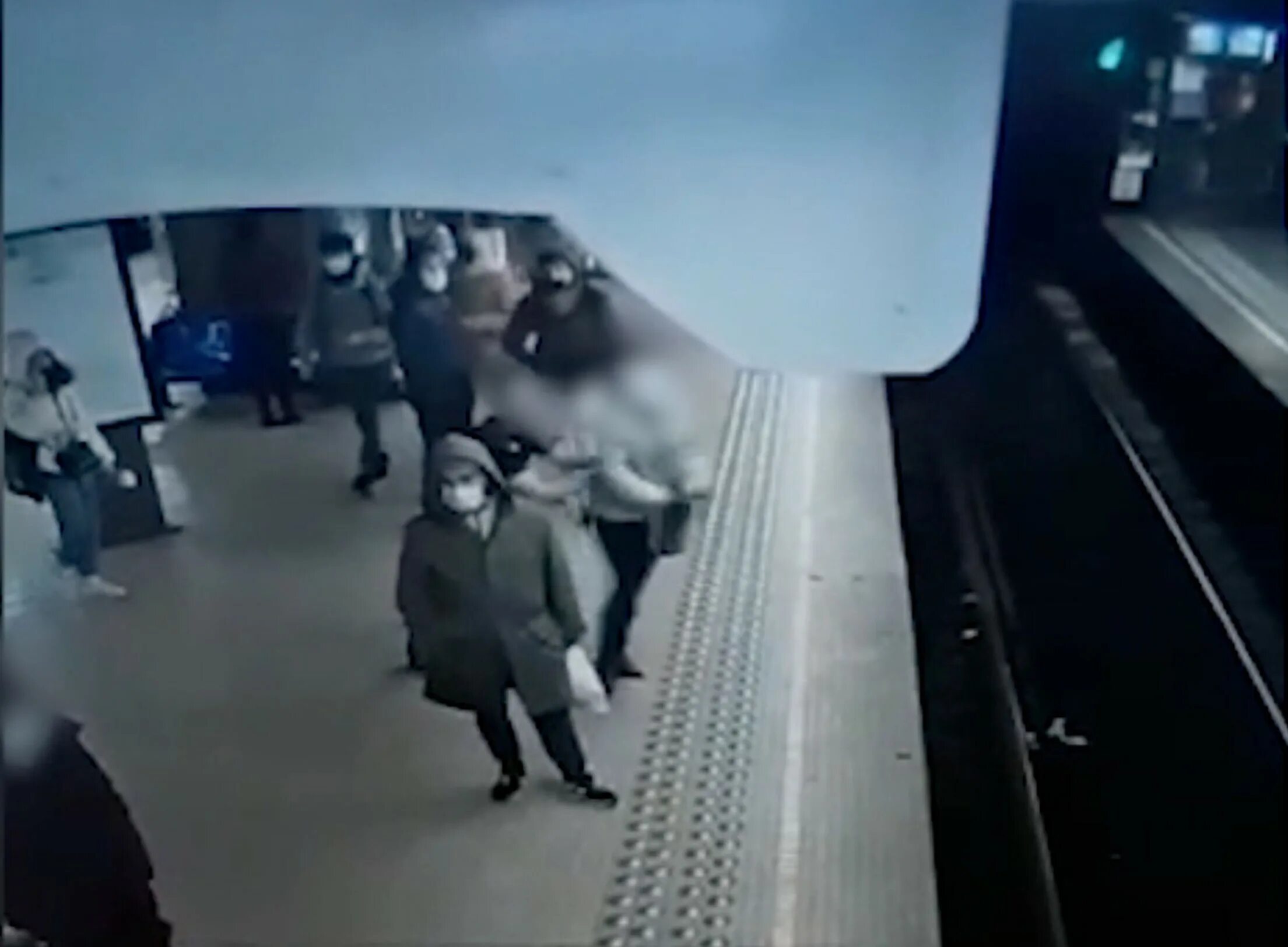 Мужчина толкнул женщину в метро. Мужчина столкнул парня в метро. Толкнул женщину под поезд. Парень которого столкнули в метро жив.