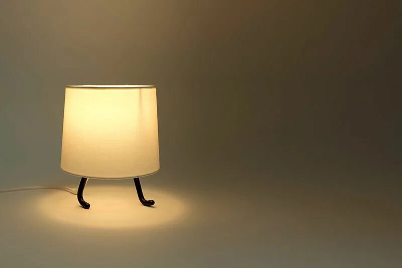 The lamp is in the table. Светильник на стол. светлая лампа. table lamp. luminaria.