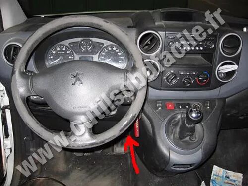 Диагностический разъем пежо партнер 2012. Пежо партнер 2010 год диагностический разъем. Peugeot partner obd2. Пежо партнер 2017 диагностический разъем. Диагностический разъем ситроен берлинго 2012.