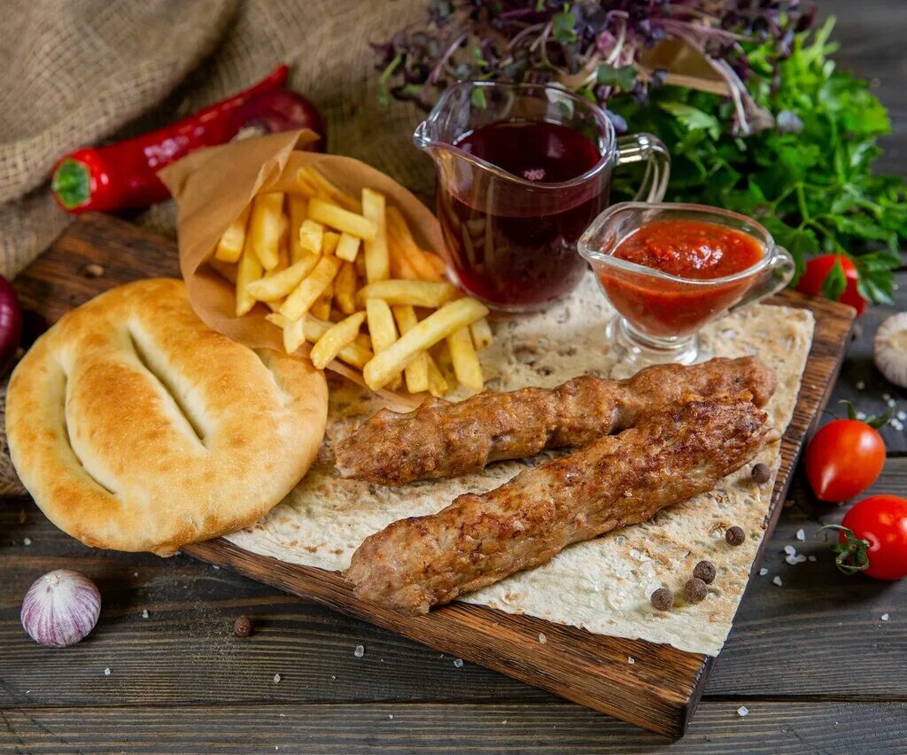 чикенхит вес гамбургера. шашлык комбо набор. ассорти из шашлыков. арабы шашлык. служба доставки шашлыка.