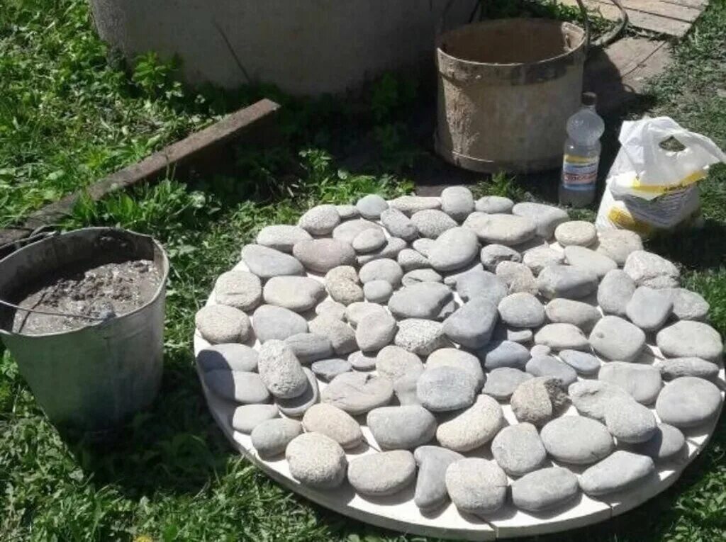 Донный фильтр для колодца. Галька для колодца. Обкладка колодца камнем. Донный фильтр колодезный. Галька речная мозаика.