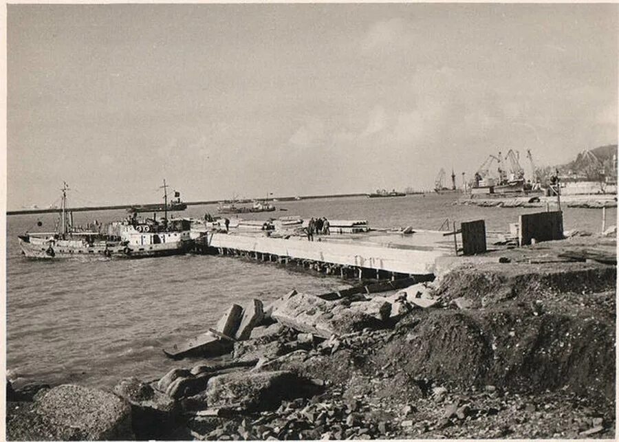 Геленджикская бухта панорама. Набережная порт туапсе. Дореволюционный туапсе вокзал. Гавань туапсе. Горная улица в пляхо.