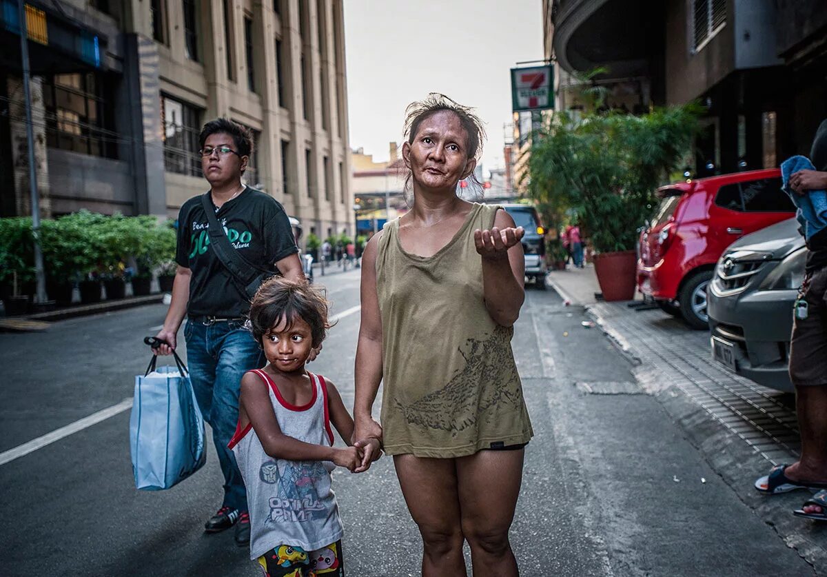 Homeless women. Нищие женщины. Американские бездомные женщины.