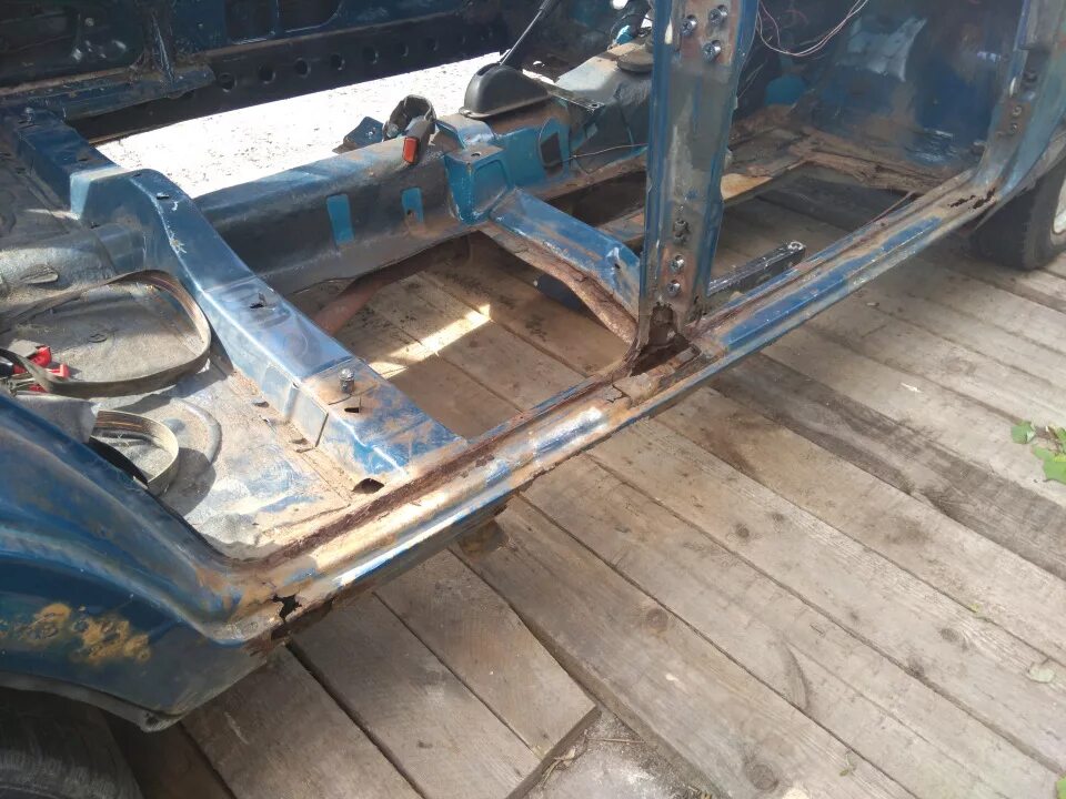 Пороги ваз 2107. Усилитель порога 2107. Сварка порогов ваз 2107. Ремонтный порог ваз 2107. Трубы на пороги ваз 2107.