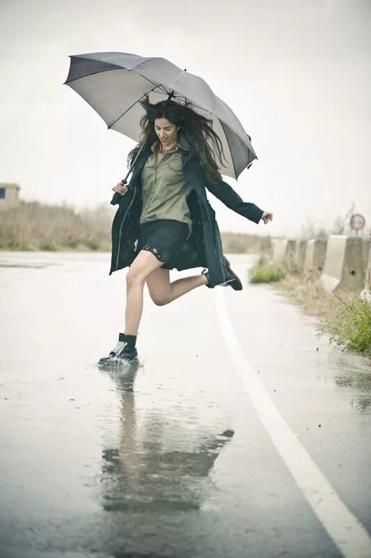 She s in the rain. Фотосессия под дождем. Фотосессия под дождем на улице летом. Бежит под дождем. Уличная фотосессия в дождь.