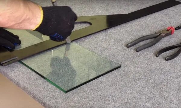 Резка стекла. Вырезать стекло по размеру. Резка зеркал. Криволинейная резка стекла. Резка стекла и зеркал.