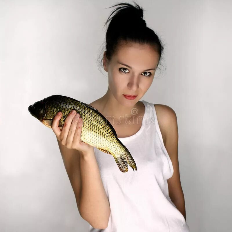 Как понравиться рыбам. Девушка держит рыбу. Девушка с рыбой. Женская рыбка. Девочка с рыбкой.