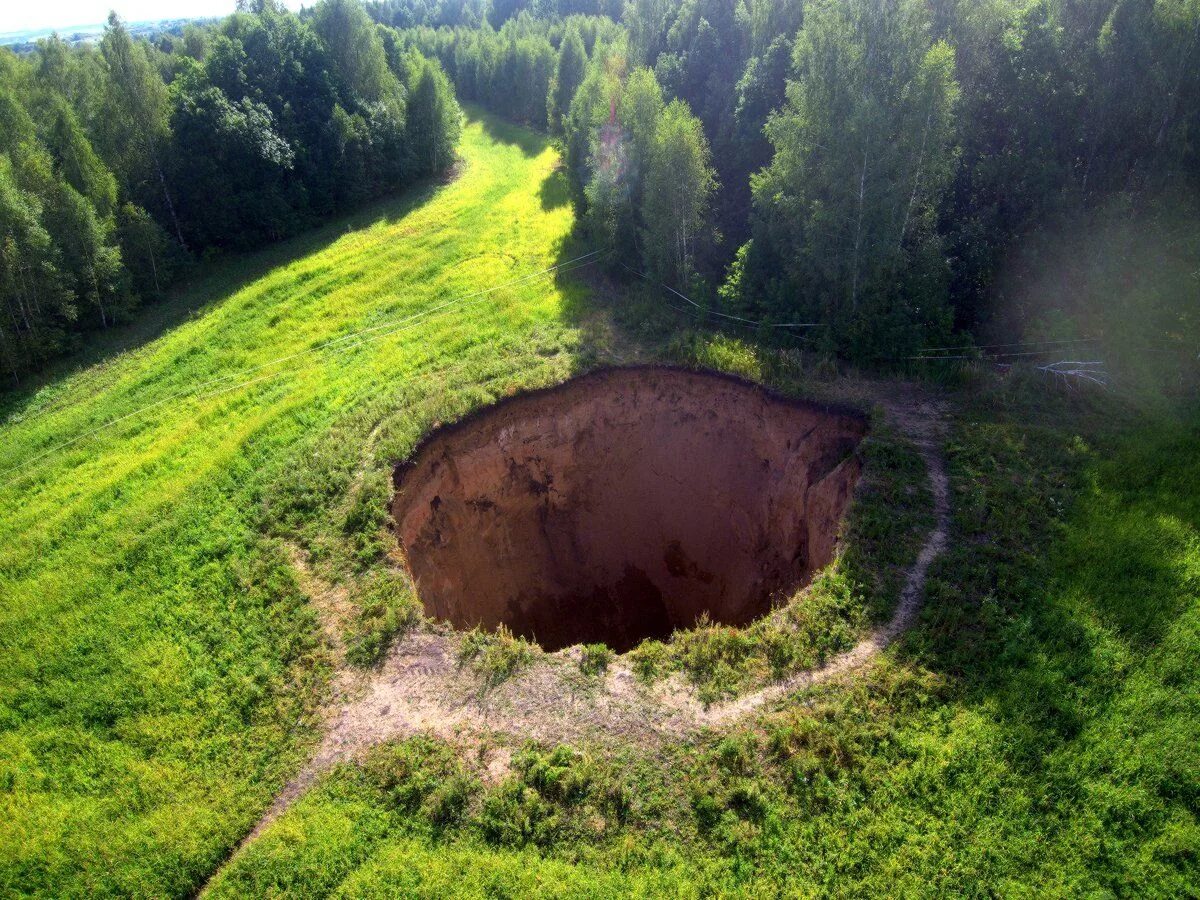 Карстовая воронка что это такое. Карстовые воронки Суксун. Карстовые воронки Кунгур. Карстовая воронка в Нижегородской области. Карстовая воронка Свердловская область.