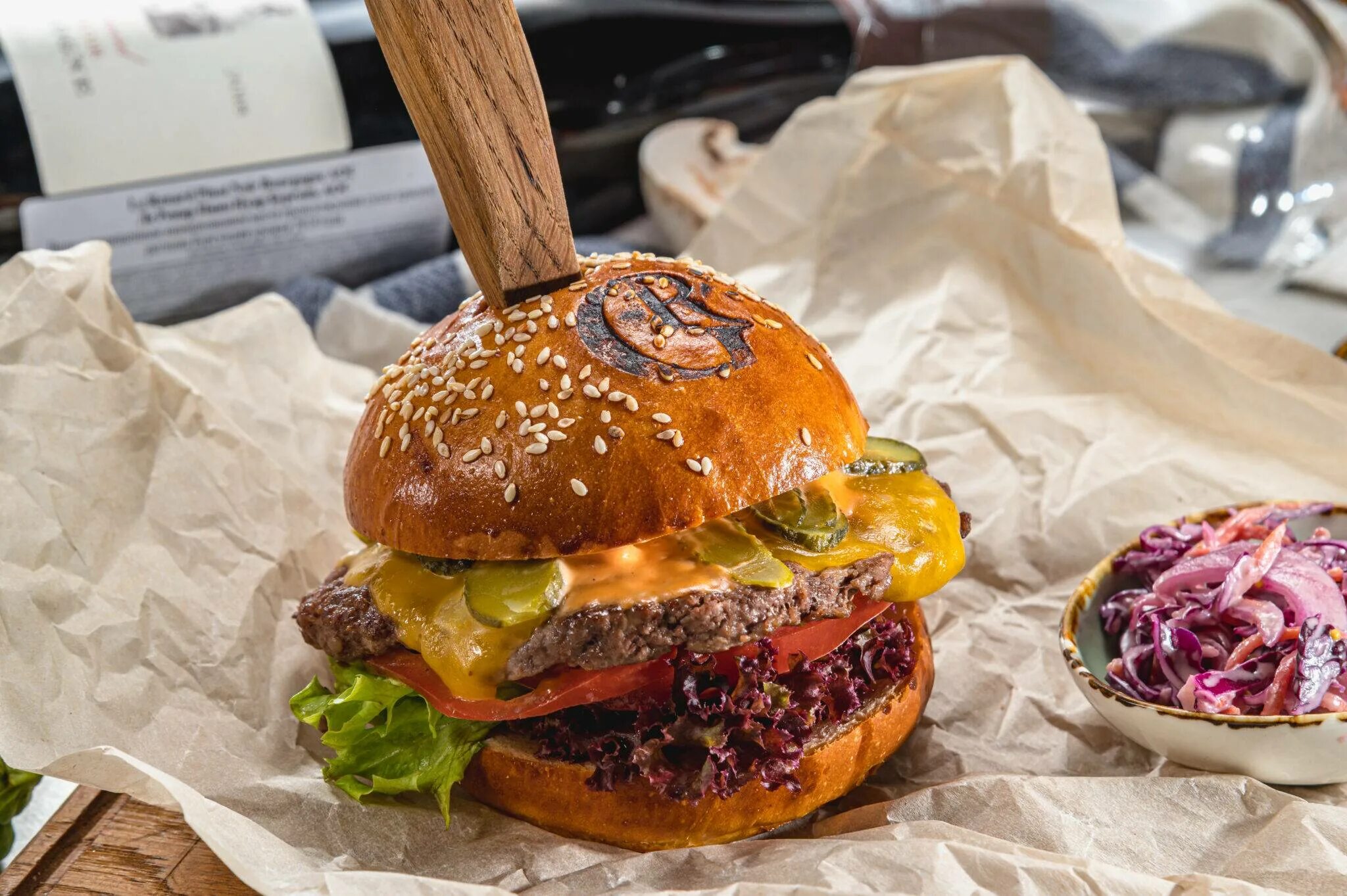 Бургер ресторан севан. Гамбургер кафе. Рестория бургер. Бургер ресторан. Ресторанные бургеры.