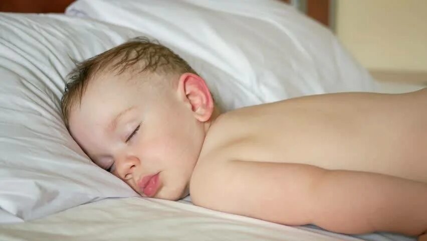 Сильно потеет голова во сне у ребенка. Спящий мальчик.