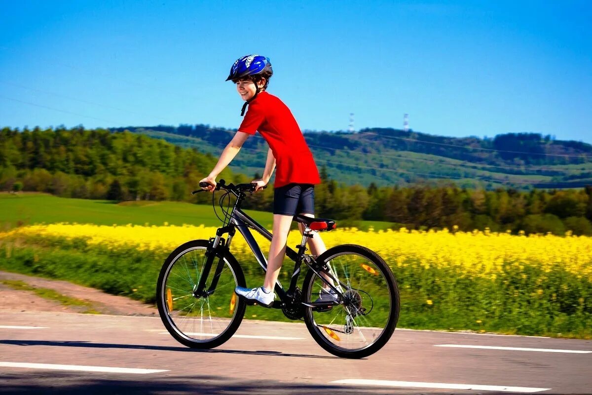 Take a bike ride. Катание на велосипеде. Велосипед. Мальчик на велосипеде. Мальчишки на великах.