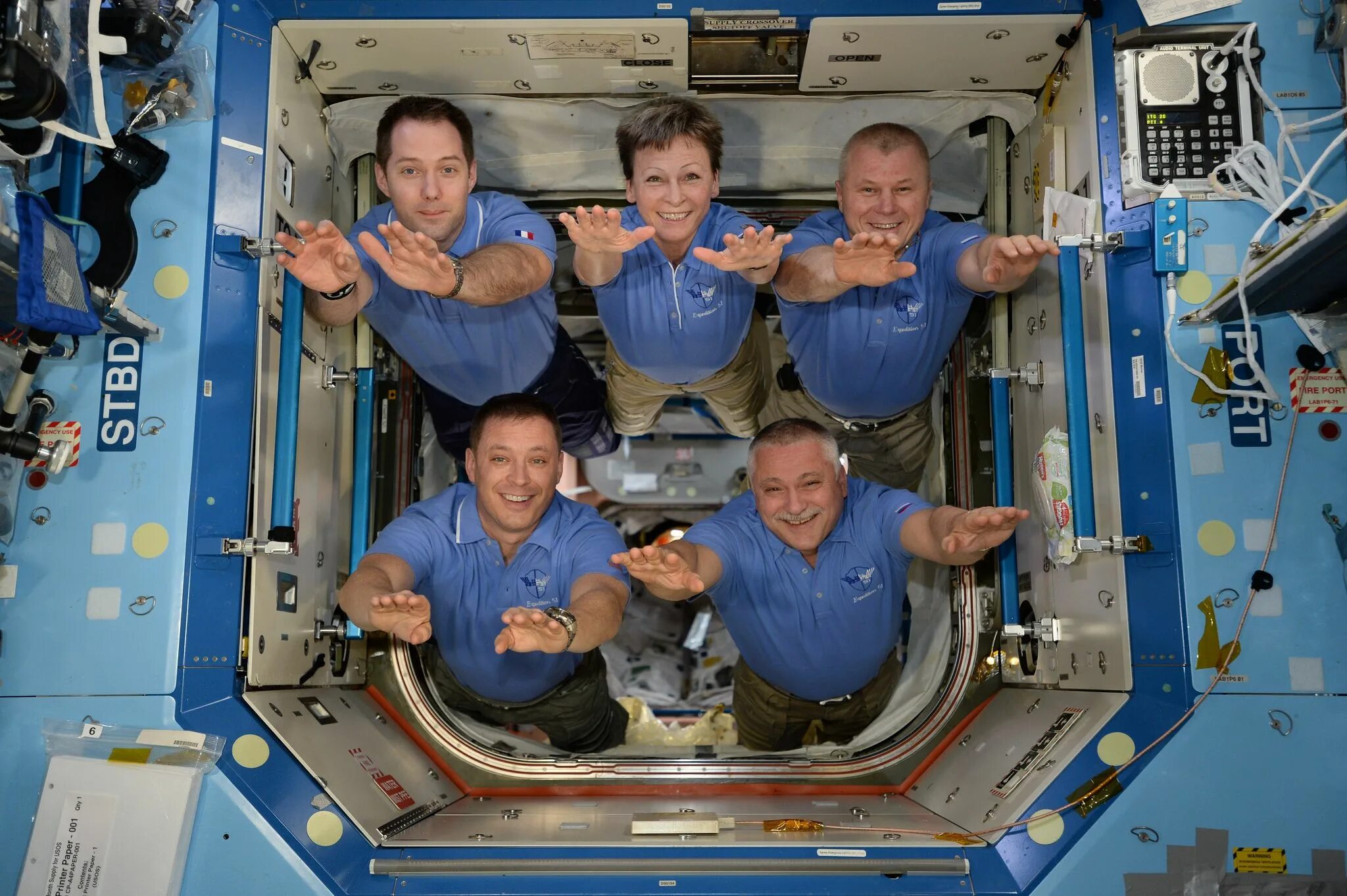 Сколько человек проводит в космосе. Космонавты в невесомости на МКС. Человек в космическом корабле. Российские космонавты в невесомости.