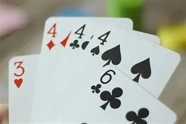 Сочетания трех карт. Тройка в покере. Пара и тройка в покере. Карты стрит флеш картинки. Большая тройка в покере.